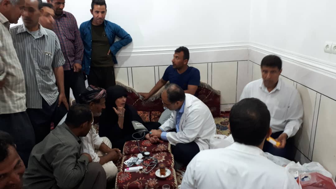 خیرین سلامت بیمارستان علامه کرمی اهواز در مناطق سیل‌زده