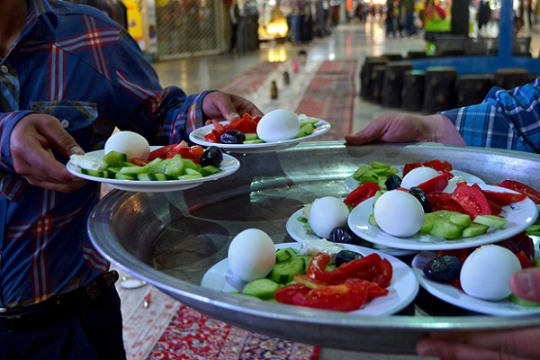 برگزاری افطاری ساده در حاشیه شهر همدان