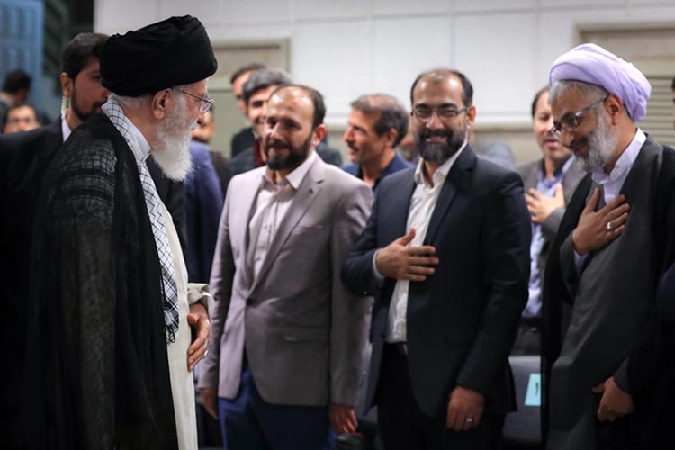 شاعران یزدی با رهبر معظم انقلاب اسلامی دیدار کردند