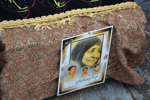 پیکر همسر و مادر 2 شهید در اصفهان تشییع شد