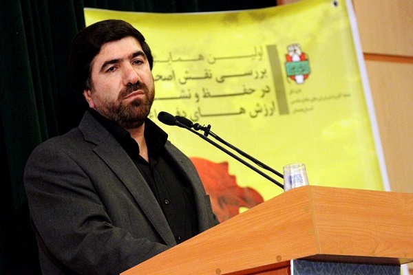 نگاه به رشادت&zwnj;های شهدا و نقاط مثبت جنگ  فارغ از سیاسی&zwnj;بازی&zwnj;ها باشد