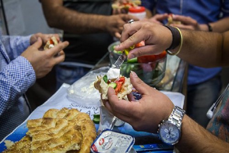 توزیع افطاری ساده توسط دانش&zwnj;آموزان البرزی