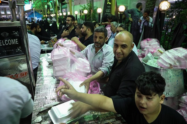 افطاری با طعم زیارت در بین‌الحرمین + عکس