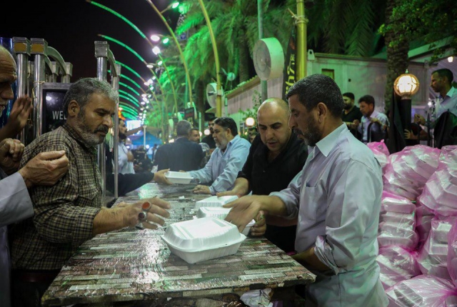 پذیرایی از روزه‌داران در بین‌الحرمین + عکس