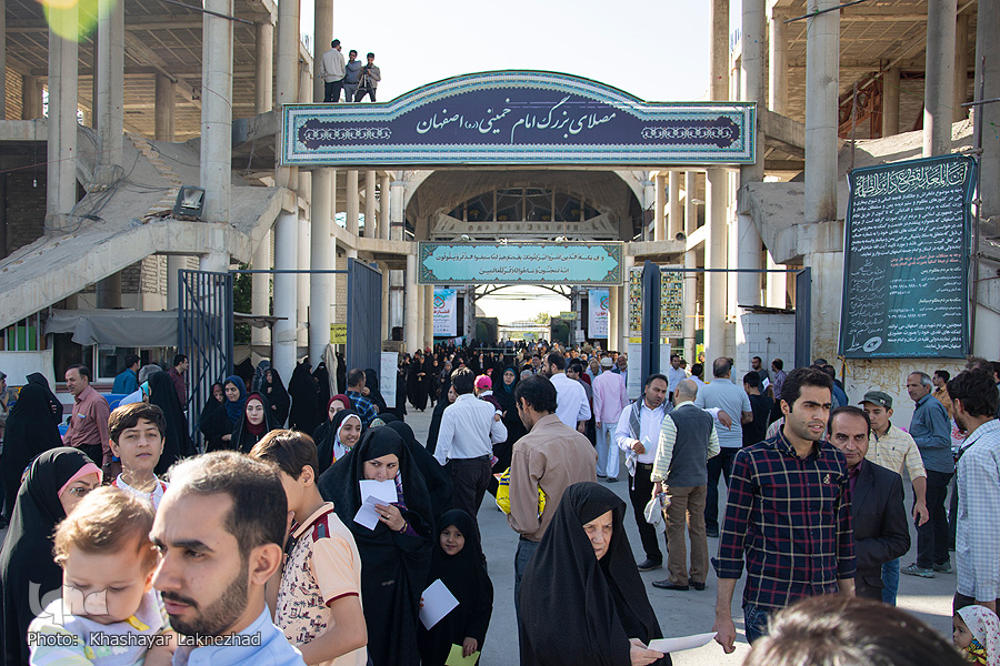 نماز عید فطر در مصلای امام خمینی (ره) اصفهان برگزار گردید نماز عید فطر در مصلای امام خمینی (ره) اصفهان برگزار گردید