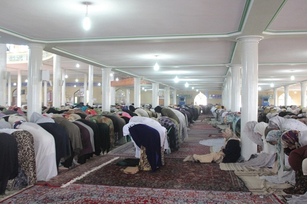 برپایی نماز عید فطر در مسجد قبای سنندج + عکس