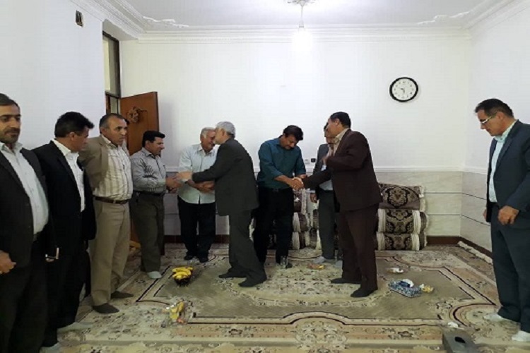 خانواده شهید عرصه سوادآموزی لنده تجلیل شد