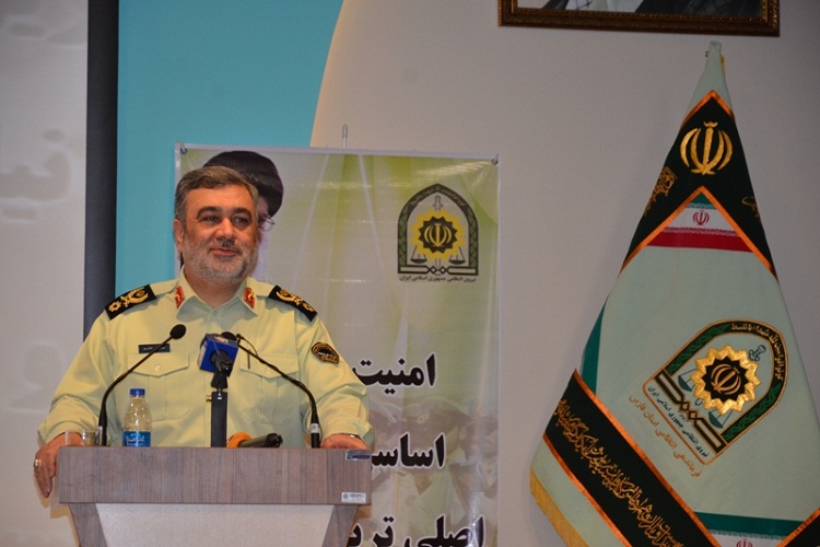 نیروی انتظامی با هیچ گروهی سر موضوع امنیت معامله نمیکند نیروی انتظامی با هیچ گروهی سر موضوع امنیت معامله نمیکند