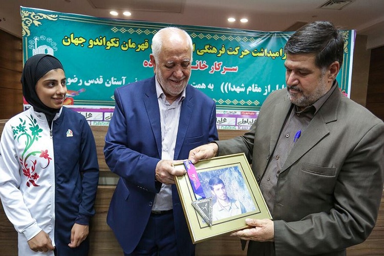 اهدای مدال افتخار نائب قهرمان تکواندو به پدر شهید قیاسیان