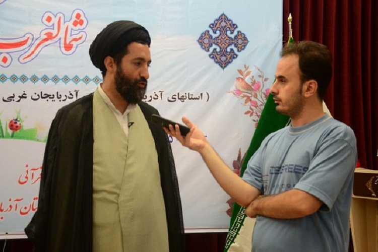 والدین در فعالیتهای قرآنی فرزندان خود همراهی کنند والدین در فعالیتهای قرآنی فرزندان خود همراهی کنند