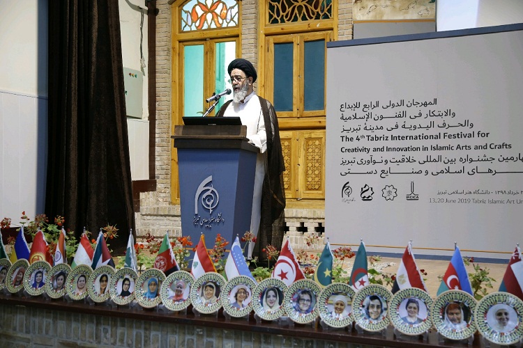 هنر باید در راه اصلاح و اعتلای انسان قرار گیرد