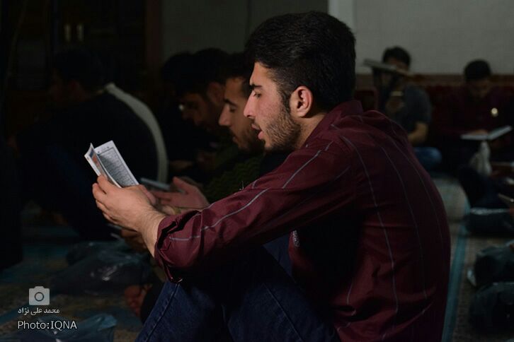 گزارش تصویری مراسم شب قدر در خرمآباد گزارش تصویری مراسم شب قدر در خرمآباد