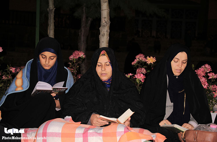 اولین شب از لیالی قدر در جوار مزار شهدای همدان