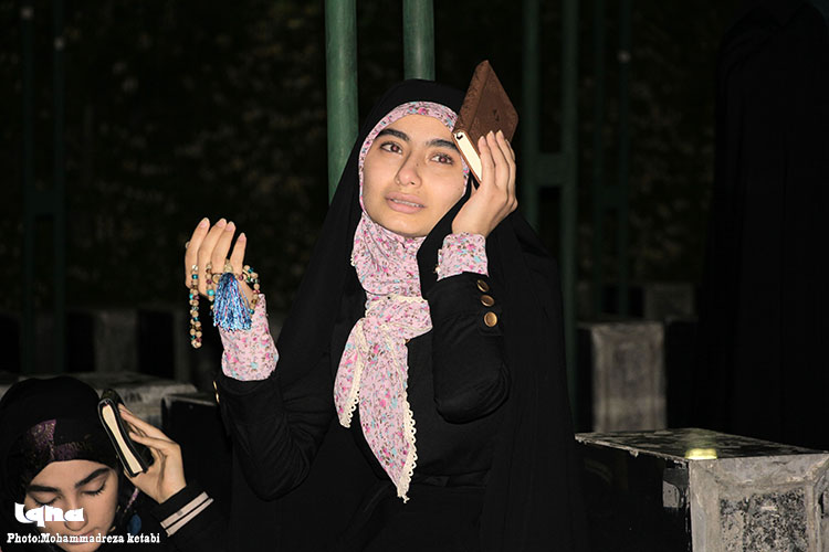 اولین شب از لیالی قدر در جوار مزار شهدای همدان