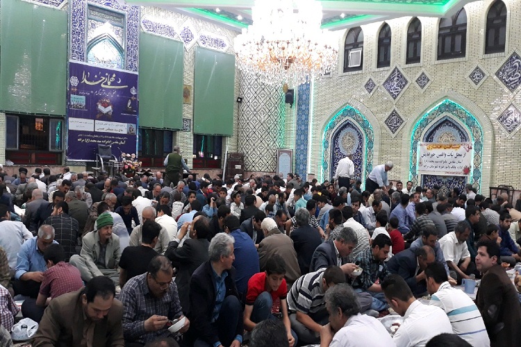سفره افطاری از محل نیات بانوی واقف در تبریز