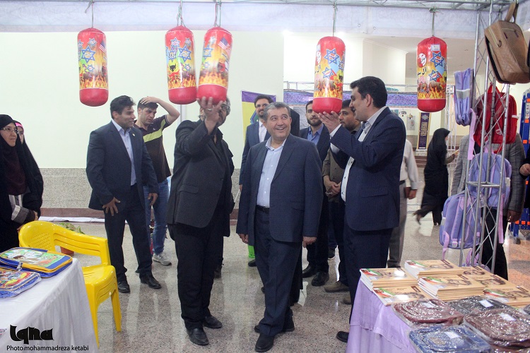 بازدید مسئولان از نمایشگاه کتاب قرآن همدان