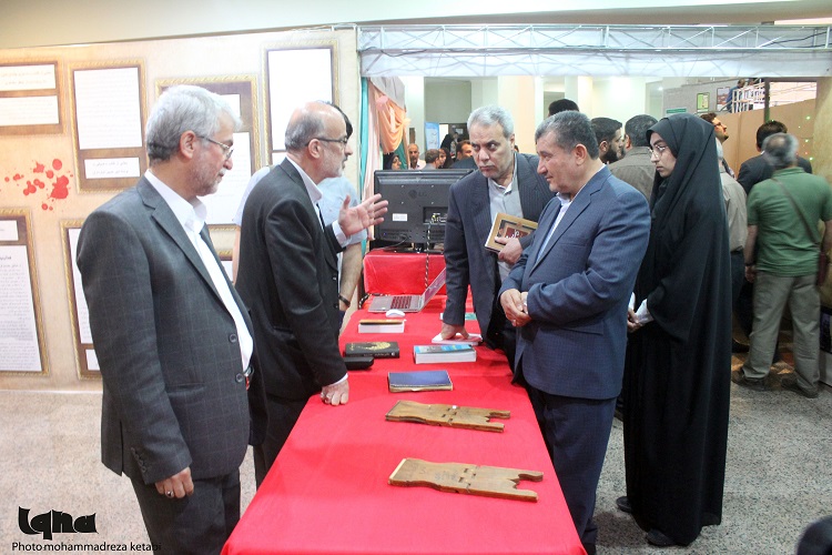 بازدید مسئولان از نمایشگاه کتاب قرآن همدان