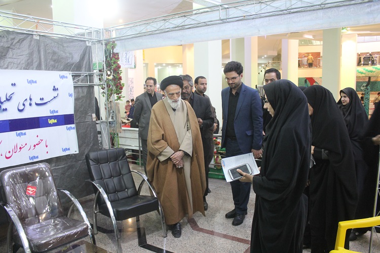 حضور عضو مجلس خبرگان رهبری در غرفه ایکنا در نمایشگاه قرآن همدان