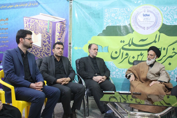 حضور عضو مجلس خبرگان رهبری در غرفه ایکنا در نمایشگاه قرآن همدان