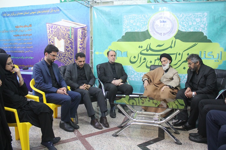 حضور عضو مجلس خبرگان رهبری در غرفه ایکنا در نمایشگاه قرآن همدان