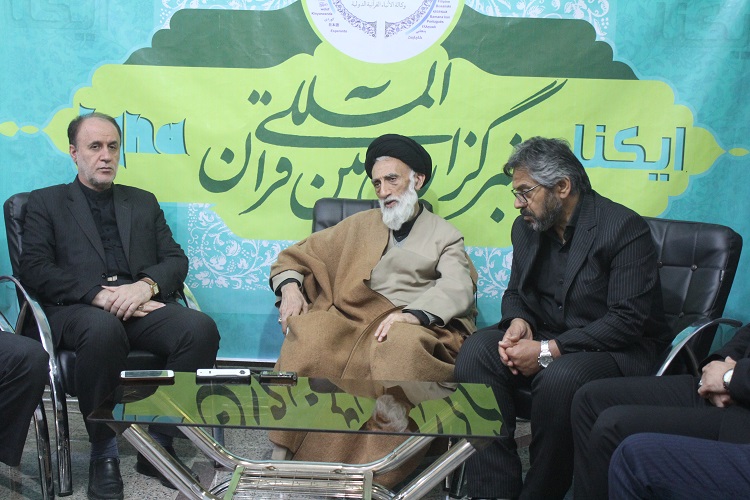 حضور عضو مجلس خبرگان رهبری در غرفه ایکنا در نمایشگاه قرآن همدان