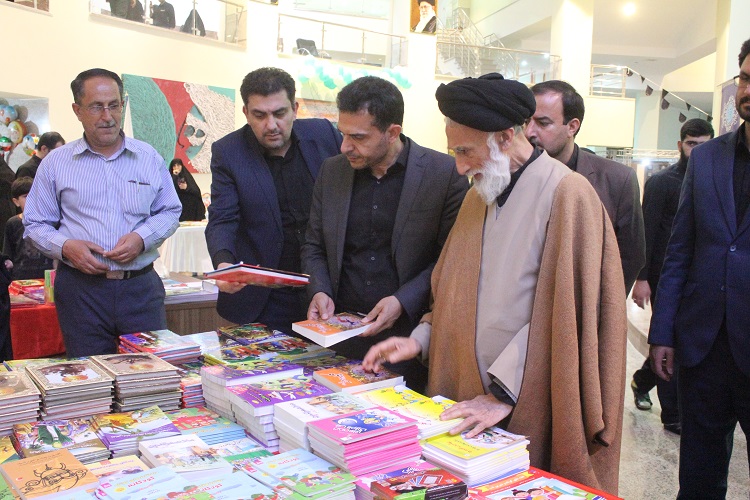 حضور عضو مجلس خبرگان رهبری در غرفه ایکنا در نمایشگاه قرآن همدان