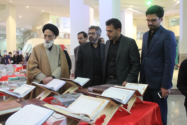 حضور عضو مجلس خبرگان رهبری در غرفه ایکنا در نمایشگاه قرآن همدان