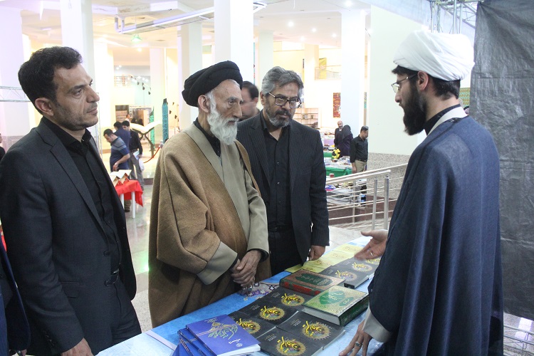 حضور عضو مجلس خبرگان رهبری در غرفه ایکنا در نمایشگاه قرآن همدان