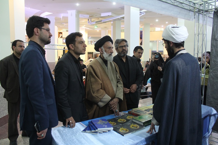 حضور عضو مجلس خبرگان رهبری در غرفه ایکنا در نمایشگاه قرآن همدان