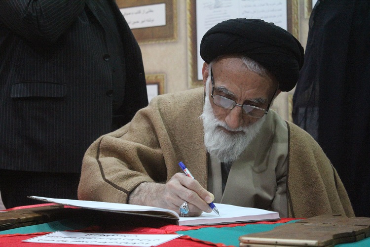 حضور عضو مجلس خبرگان رهبری در غرفه ایکنا در نمایشگاه قرآن همدان