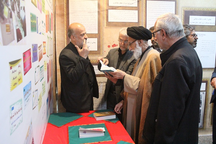 حضور عضو مجلس خبرگان رهبری در غرفه ایکنا در نمایشگاه قرآن همدان