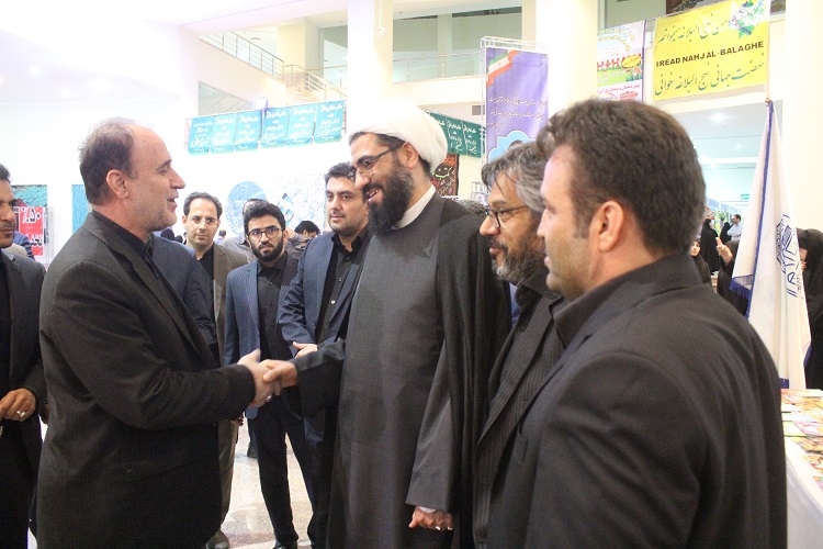 حضور امام جمعه همدان در غرفه ایکنا در نمایشگاه قرآن
