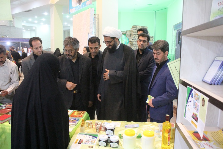 حضور امام جمعه همدان در غرفه ایکنا در نمایشگاه قرآن