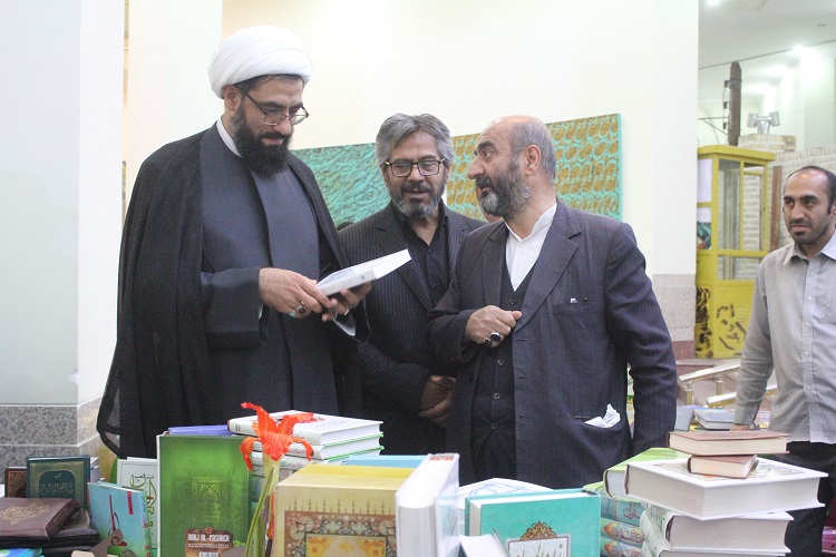 حضور امام جمعه همدان در غرفه ایکنا در نمایشگاه قرآن