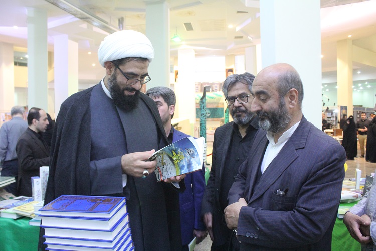 حضور امام جمعه همدان در غرفه ایکنا در نمایشگاه قرآن