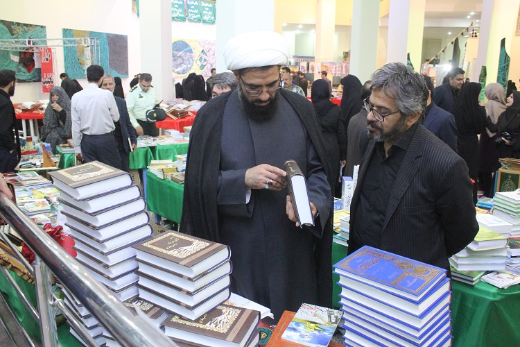 حضور امام جمعه همدان در غرفه ایکنا در نمایشگاه قرآن