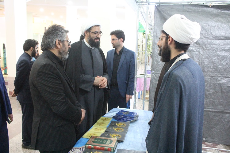 حضور امام جمعه همدان در غرفه ایکنا در نمایشگاه قرآن