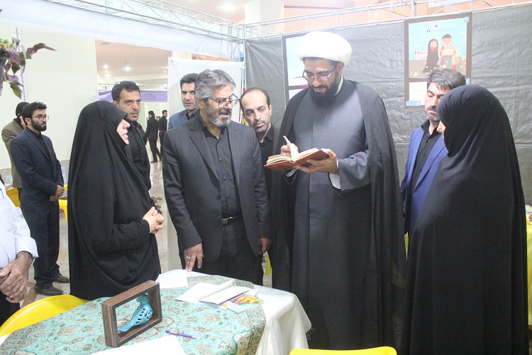 حضور امام جمعه همدان در غرفه ایکنا در نمایشگاه قرآن