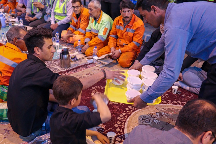 افطاری ساده در پیاده‌راه سبزه‌میدان زنجان