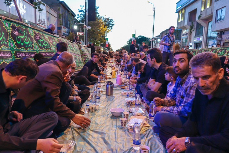 افطاری ساده در پیاده‌راه سبزه‌میدان زنجان