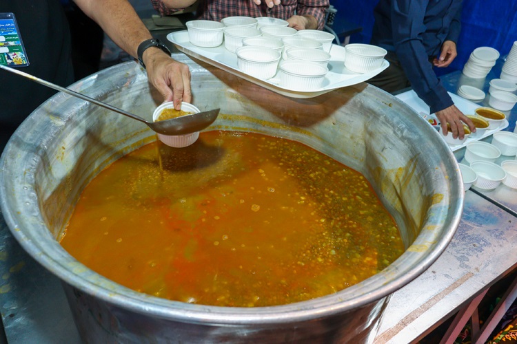 افطاری ساده در پیاده‌راه سبزه‌میدان زنجان