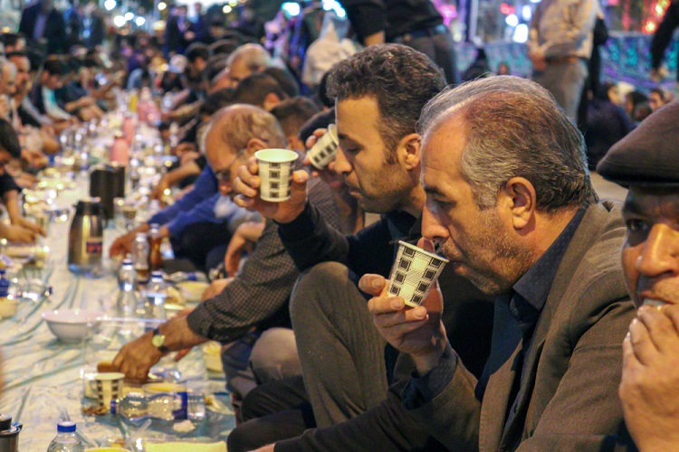 افطاری ساده در پیاده‌راه سبزه‌میدان زنجان