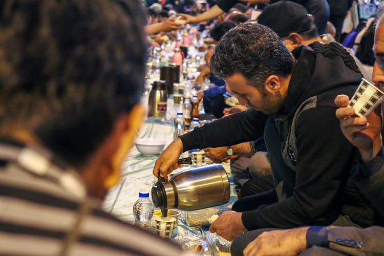 افطاری ساده در پیاده‌راه سبزه‌میدان زنجان