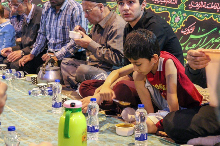 افطاری ساده در پیاده‌راه سبزه‌میدان زنجان