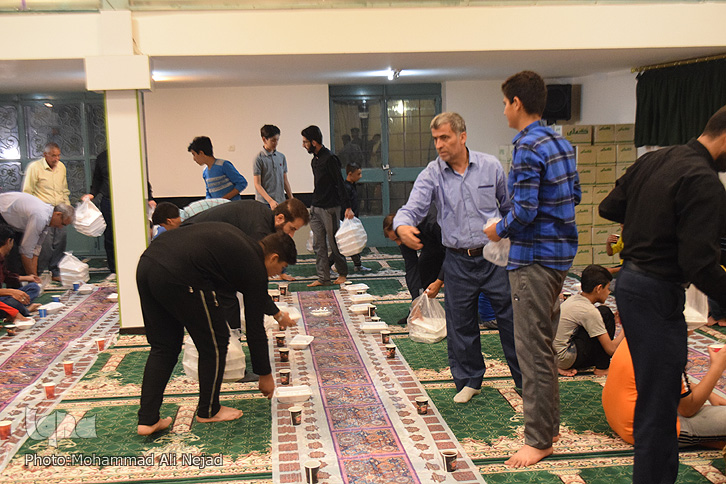عکس  // افطاری ساده هیئت امام حسن مجتبی(ع) روستای بدآباد سفلی