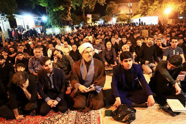 مراسم احیای شب قدر در امام زاده عباس ساری در قاب تصویر