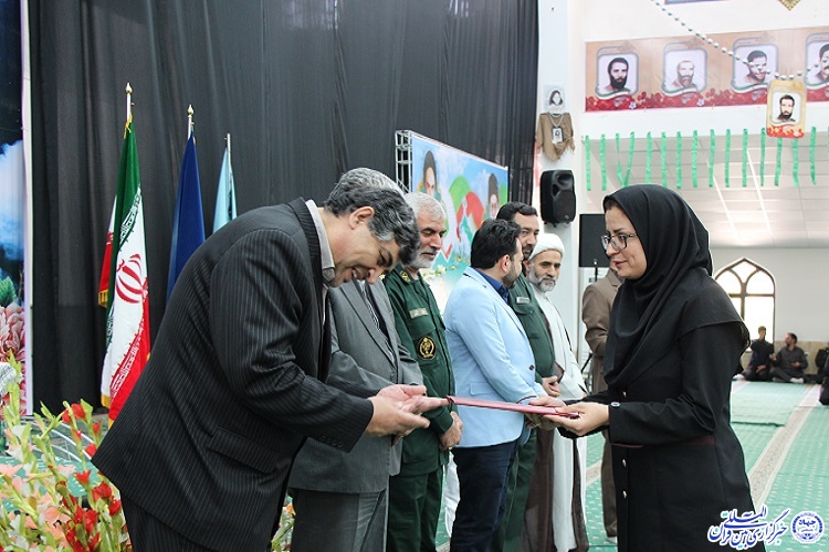 تجلیل از سردبير ایکنای خراسان&zwnj;جنوبی در مراسم اختتامیه جشن رمضان