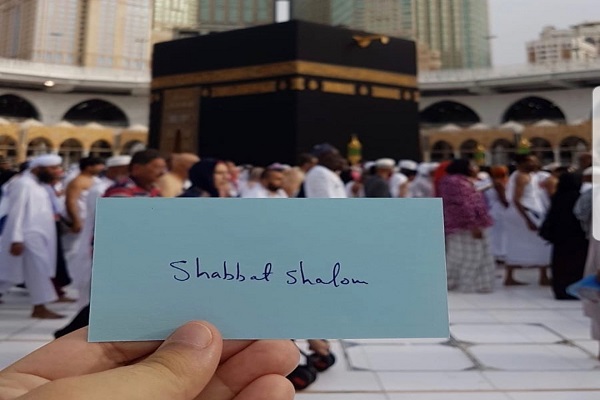 تلاش نافرجام یک عمرهگذار برای سوزاندن پرده خانه خدا تلاش نافرجام یک عمرهگذار برای سوزاندن پرده خانه خدا