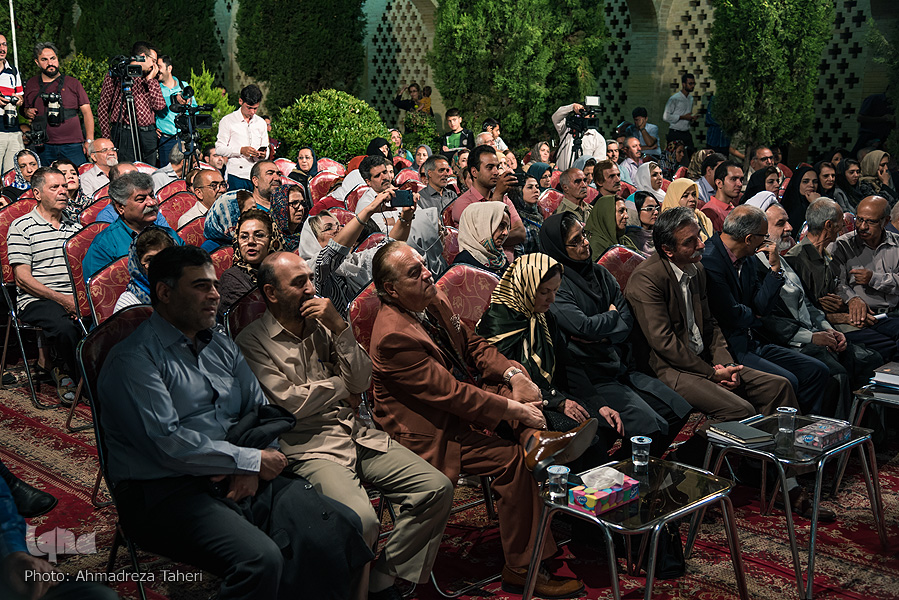 بزرگداشت صائب تبریزی در کنار مقبره این شاعر بزرگ