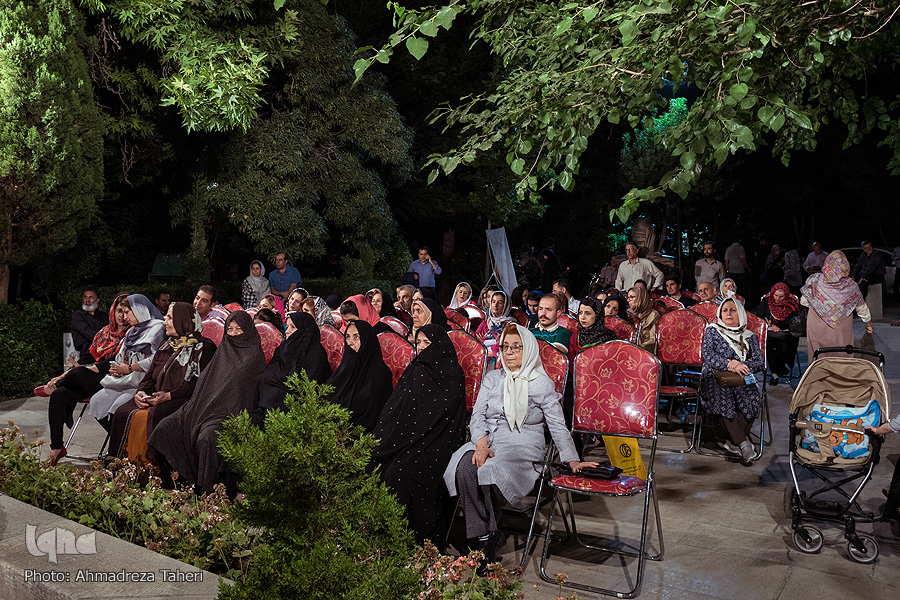 بزرگداشت صائب تبریزی در کنار مقبره این شاعر بزرگ